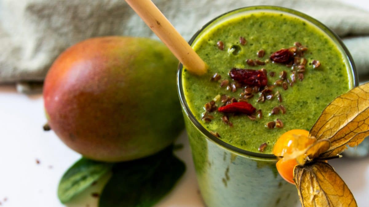 NOAN Detox Smoothie mit Mango und Spinat