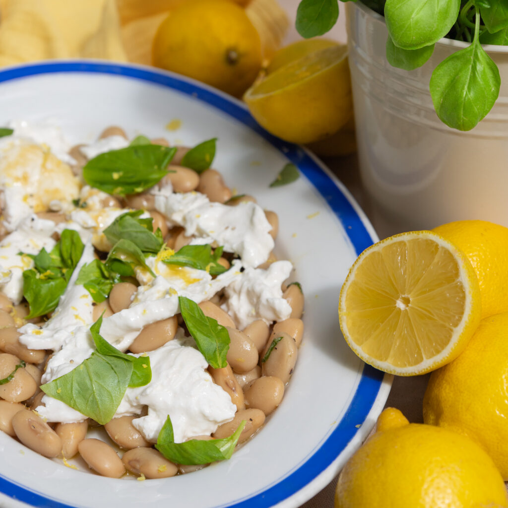 Weiße Bohnen Salat mit Burrata und NOAN Zitronen-Basilikum Dressing