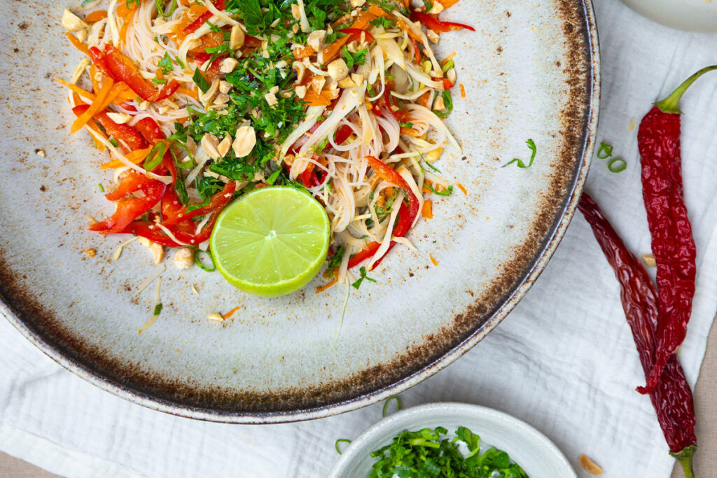 Asiatischer Reisnudelsalat mit Chili-Erdnuss-Dressing, Reisnudeln, knackigem Gemüse und NOAN Chiliolivenöl.