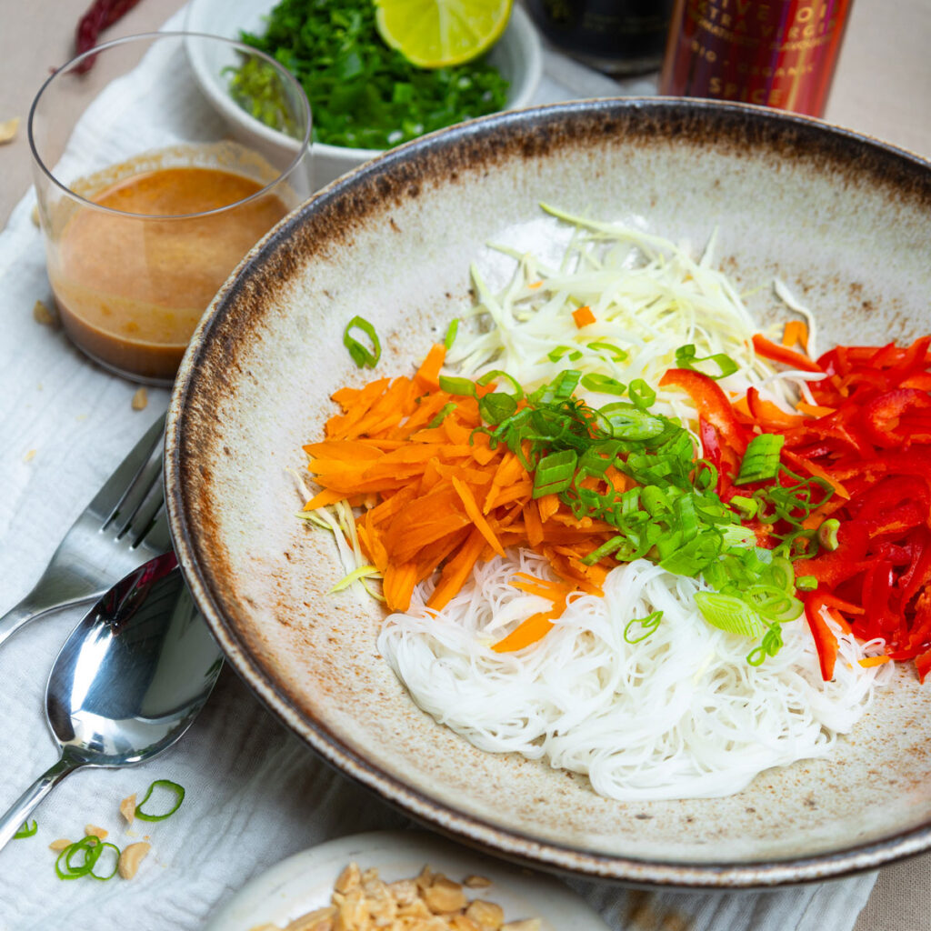 Asiatischer reisnudelsalat noan spice zubereitung 02